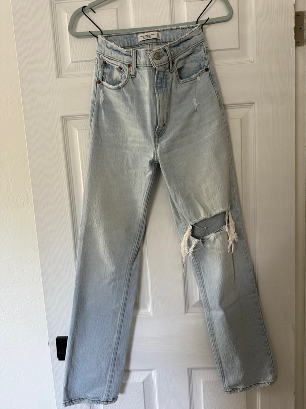 Abercrombie - 90s Straight Ultra High Rise Light Wash Distressed Jeans